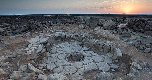 Excavation of a stone-lined fireplace in the centre of a paved area, where the oldest bread crumbs were found. Photo by Alexis Pantos